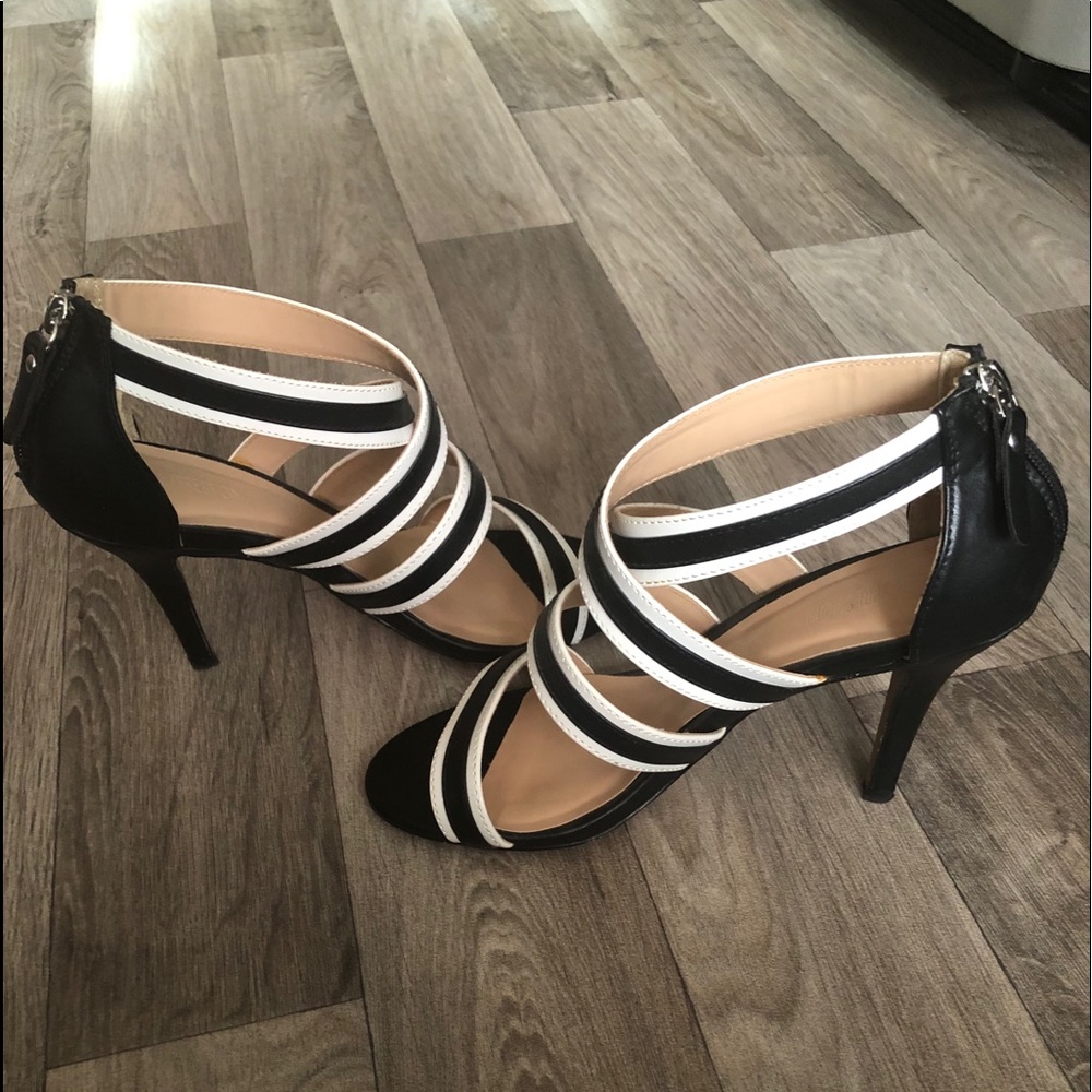 😊 3/$40. Beautiful Black & White heels